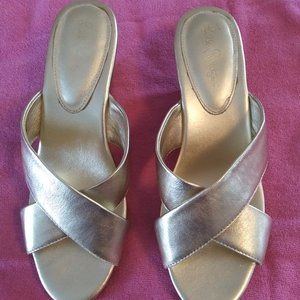 ***NEW PRICE***SIZE 10 M LILLY PULITZER GOLD SLIDE SANDALS